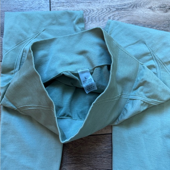 High Waisted Scrunch Leggings - Picture 4 of 5